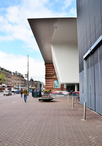 Ámsterdam, Países Bajos - 6 de mayo de 2015: La gente visita el famoso Stedelijk Musem en Ámsterdam — Foto de Stock