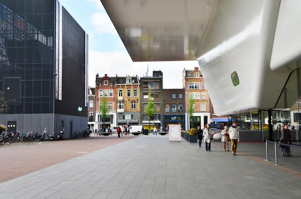 Amsterdam, Holandia - 6 maja 2015: Turystyczny wizyty Stedelijk Musem w Amsterdamie — Zdjęcie stockowe