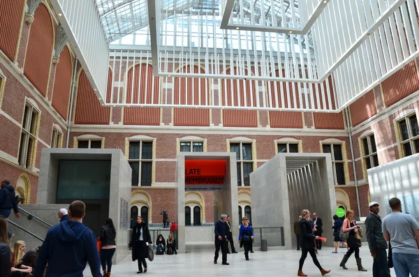 Amsterdam, Nederland - 6 mei 2015: Toeristische in het moderne atrium Rijksmuseum — Stockfoto