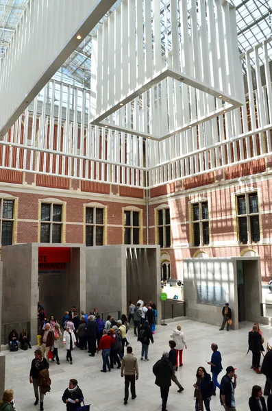 Amsterdam, Nederland - 6 mei 2015: Toeristische in de Main hall van het Rijksmuseum in Amsterdam. — Stockfoto