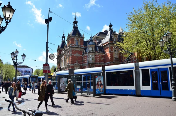 Amsterdam, Hollanda - 6 Mayıs 2015: İnsanlar Stadsschouwburg binada Amsterdam çevresinde. — Stok fotoğraf