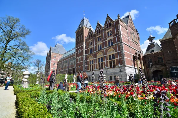 Amsterdam, Nederland - 6 mei 2015: Toeristen in de tuin rond het Rijksmuseum. — Stockfoto