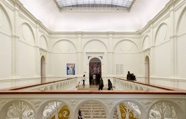 Amsterdam, Nizozemsko - 6 května 2015: Lidé navštěvují Stedelijk muzeum v Amsterdamu — Stock fotografie