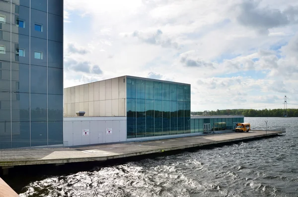 Almere, Países Bajos - 5 de mayo de 2015: El moderno edificio de teatro de Almere . — Foto de Stock