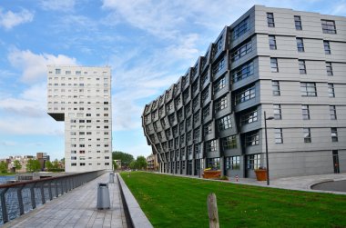 Almere, Hollanda - 5 Mayıs 2015: Dış Almere içinde modern apartmanlar.