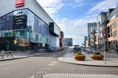 Almere, Hollanda - 5 Mayıs 2015: İnsanlar modern şehir merkezi Almere ziyaret edin.