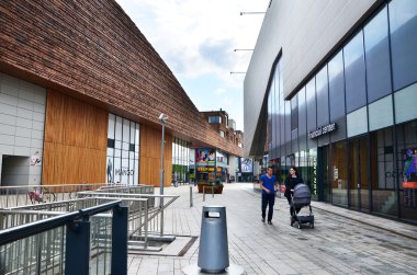 Almere, Hollanda - 5 Mayıs 2015: insanlar Almere modern şehir merkezi alışveriş