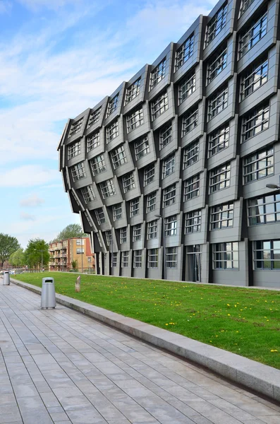 Almere, Países Bajos - 5 de mayo de 2015: Edificio de apartamentos 'The Wave' en este moderno centro de Almere — Foto de Stock