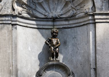 Manneken Pis (küçük adam çiş), Bruss küçük bir bronz heykel