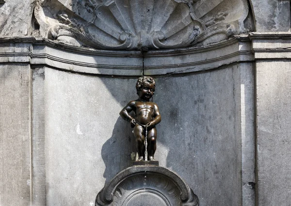 Manneken Pis (Little man Pee), a small bronze sculpture in Bruss — Stock Photo, Image