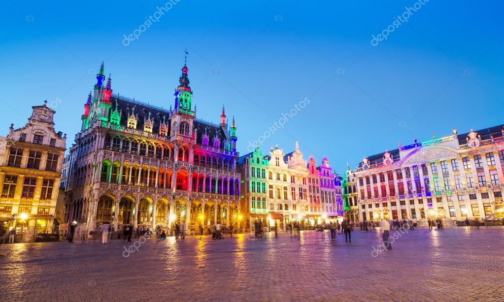 Grand Place in Brussel met kleurrijke verlichting — Stockfoto ... Grand Place in Brussel met kleurrijke verlichting — Stockfoto ...