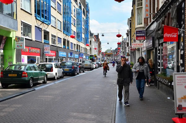 海牙，荷兰-2015 年 5 月 8 日: 人们访问海牙唐人街 — 图库照片
