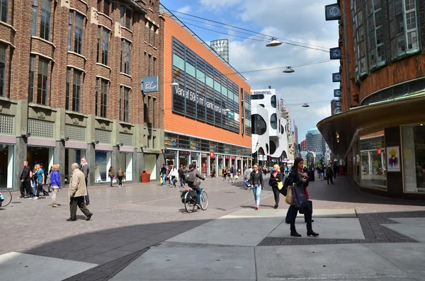 Den Haag, Nederland - 8 mei 2015: Mensen winkelen op venestraat winkelstraat in Den Haag — Stockfoto