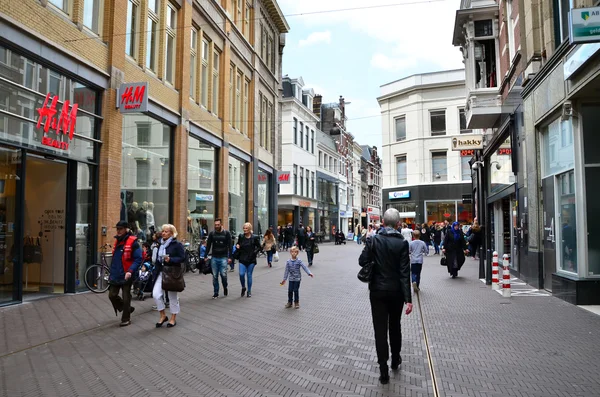 Haia, Holanda - 8 de maio de 2015: Pessoas que fazem compras na rua comercial venestraat em Haia — Fotografia de Stock