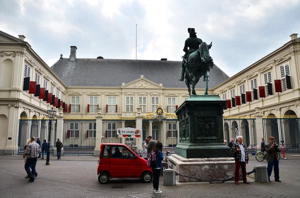 Den Haag, Nederland - 8 mei 2015: Mensen een bezoek aan Paleis Noordeinde, Den Haag, Nederland. — Stockfoto