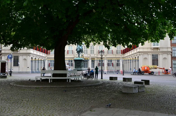 Den Haag, Niederlande - 8. Mai 2015: Menschen besuchen den Palast Noordeinde, Den Haag, Niederlande. — Stockfoto