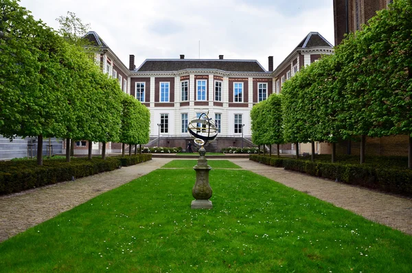 Den Haag, Nederländerna - 8 maj 2015: Trädgård vid rådet av statligt i Haag, Nederländerna — Stockfoto