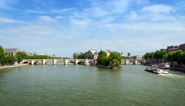 Cite Island and Pont Neuf bridge across Seine river in Paris — Stock Photo, Image