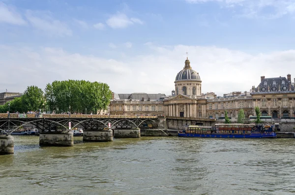 Institut de France and the Pont des Arts or Passerelle des Arts — Stock Photo, Image
