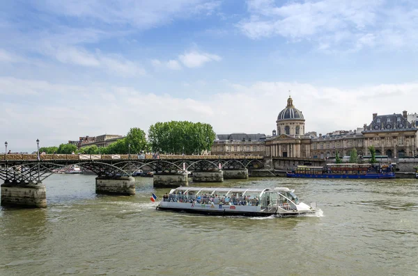 Institut de France and the Pont des Arts bridge across river Sei — Stock Photo, Image