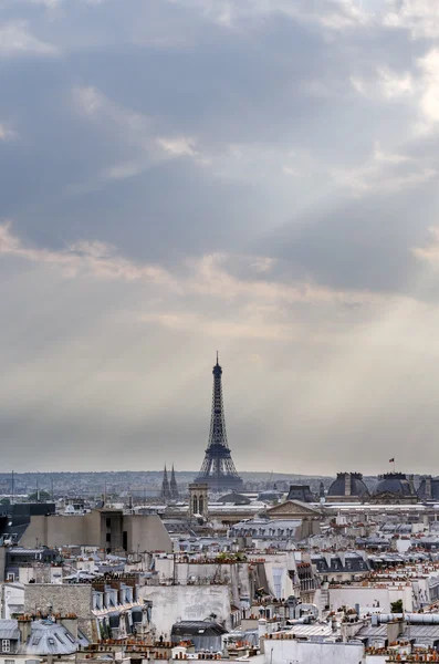 Eiffeltornet vid solnedgången i Paris — Stockfoto