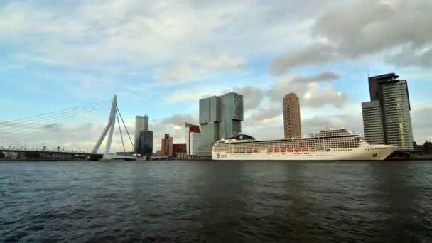 Rotterdam, Alankomaat - 9. toukokuuta 2015: Erasmus-silta Rotterdamin taivaanrantaan . — kuvapankkivideo