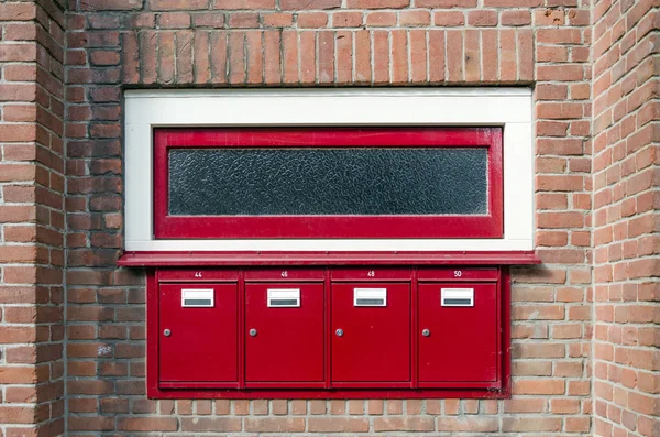 Postvak en venster buiten flatgebouw — Stockfoto