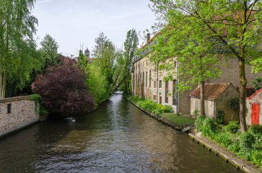 Bruges içinde kanal