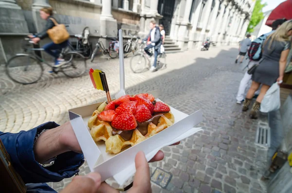 ベルギー ワッフル、チョコレート ソースとイチゴ — ストック写真