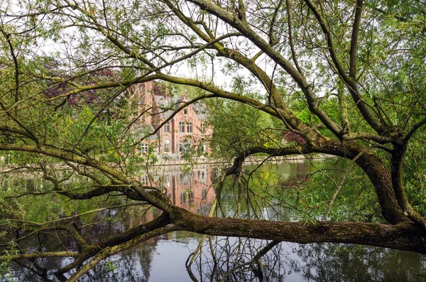 Flemish style building in Minnewater lake, Fairytale scenery in — Stock Photo, Image