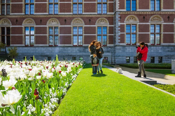 アムステルダム国立美術館の庭でアムステルダム, オランダ - 2015 年 5 月 6 日: 観光客. — ストック写真