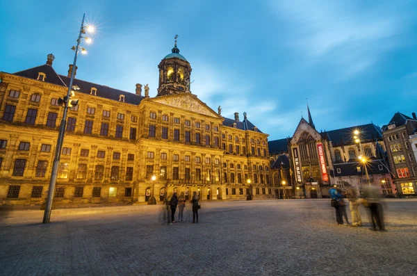 Amsterdam, Nederländerna - 7 maj 2015: Turist besök Dam-torget med utsikt över det kungliga slottet och Nieuwe Kerk i Amsterdam. — Stockfoto