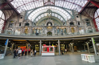 Antwerp, Belçika - 11 Mayıs 2015: Main hall Anvers merkez istasyonu insanlarda.