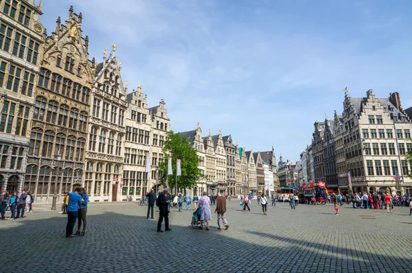 Amberes, Bélgica - 10 de mayo de 2015: Visita turística The Grand Place en Amberes, Bélgica . — Foto de Stock