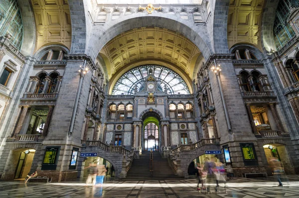 Antwerpen, Belgien - 11 maj 2015: Människor i entré hall i Antwerpen Central station. — Stockfoto