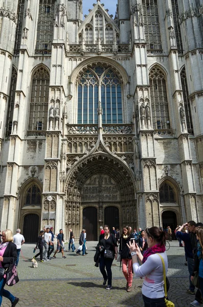 Amberes, Bélgica - 10 de mayo de 2015: Visita turística Catedral de Nuestra Señora de Amberes, Bélgica . —  Fotos de Stock
