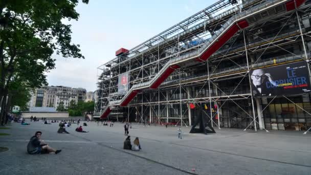 Paris, Frankrike - 14. mai 2015: Folk besøker Georges Pompidou i Paris, Frankrike . – stockvideo