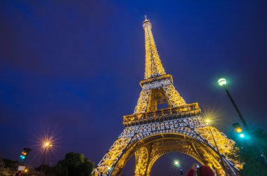 Parlak ışıklı alacakaranlık, Paris Eyfel Kulesi