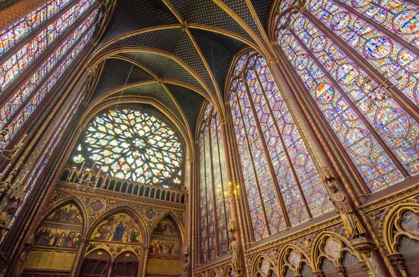 Berömda glasmålningar och taket på Sainte Chapelle i — Stockfoto