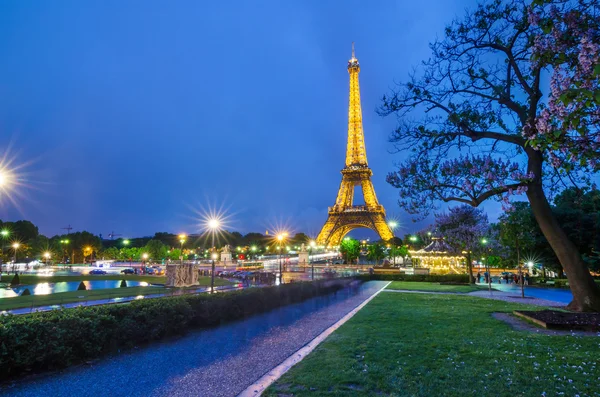 Eiffeltornet upplyst ljust i skymningen, Paris — Stockfoto