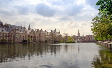 Ünlü Parlamentosu'nun Lahey'deki karmaşık Binnenhof bina.