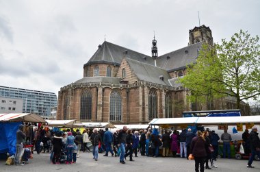 Rotterdam, Hollanda - 9 Mayıs 2015: İnsanlar sokak pazar Grotekerk ile ziyaret edin