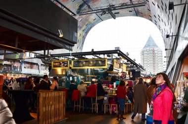 Rotterdam, Hollanda - 9 Mayıs 2015: İnsanlar Markthal Rotterdam ziyaret edin.