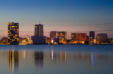 Almere Weer suda, Twilight.
