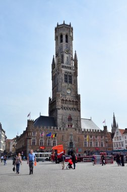 Bruges, Belçika - 11 Mayıs 2015: Turist ziyaret Bruges Belfry Grote Markt kare.
