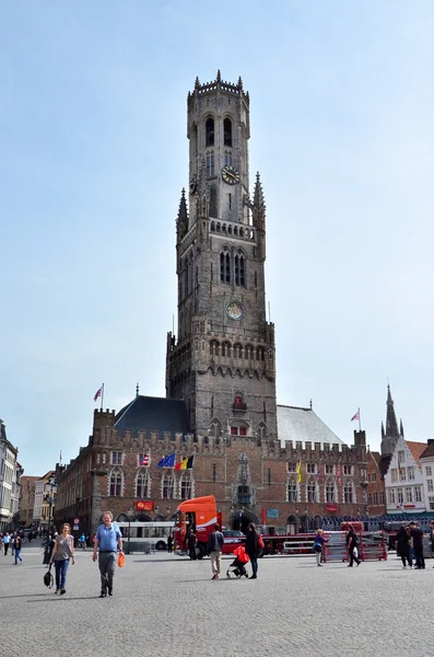 Brugge, België - 11 mei 2015: Toeristische bezoek Belfort van Brugge op Grote Markt vierkante. — Stockfoto