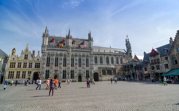 Bruges, Bélgica - 11 de maio de 2015: Turista na Praça Burg Bruges, Bélgica . — Fotografia de Stock