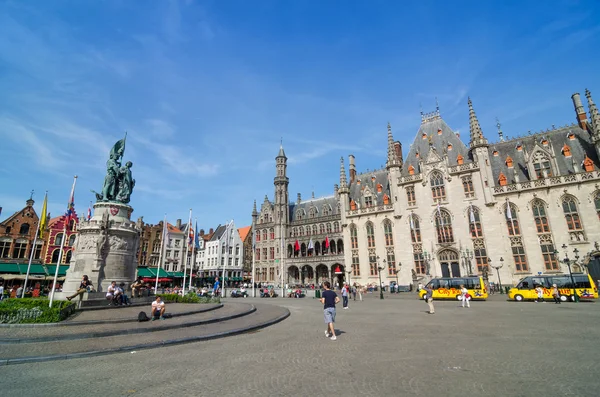 Brygge, Belgien - 11 maj 2015: Turist på Grote Markt torget i Brygge, Belgium. — Stockfoto