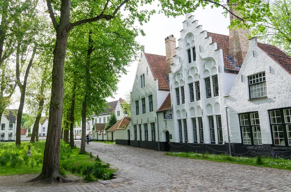 Bruggy, Belgie - 11 května 2015: Lidé navštěvují bílé domy v náměstí Grote Markt v Bruggách. — Stock fotografie