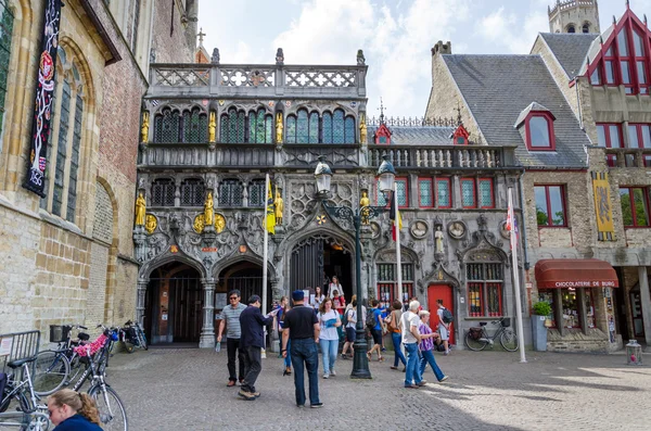 Brugge, België - 11 mei 2015: Toeristische bezoek basiliek van het heilig bloed in Brugge, België. — Stockfoto